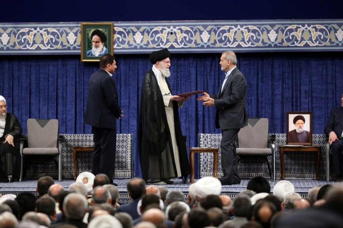 امام خامنه‌ای مسعود پزشکیان را به ریاست جمهوری اسلامی ایران منصوب کردند