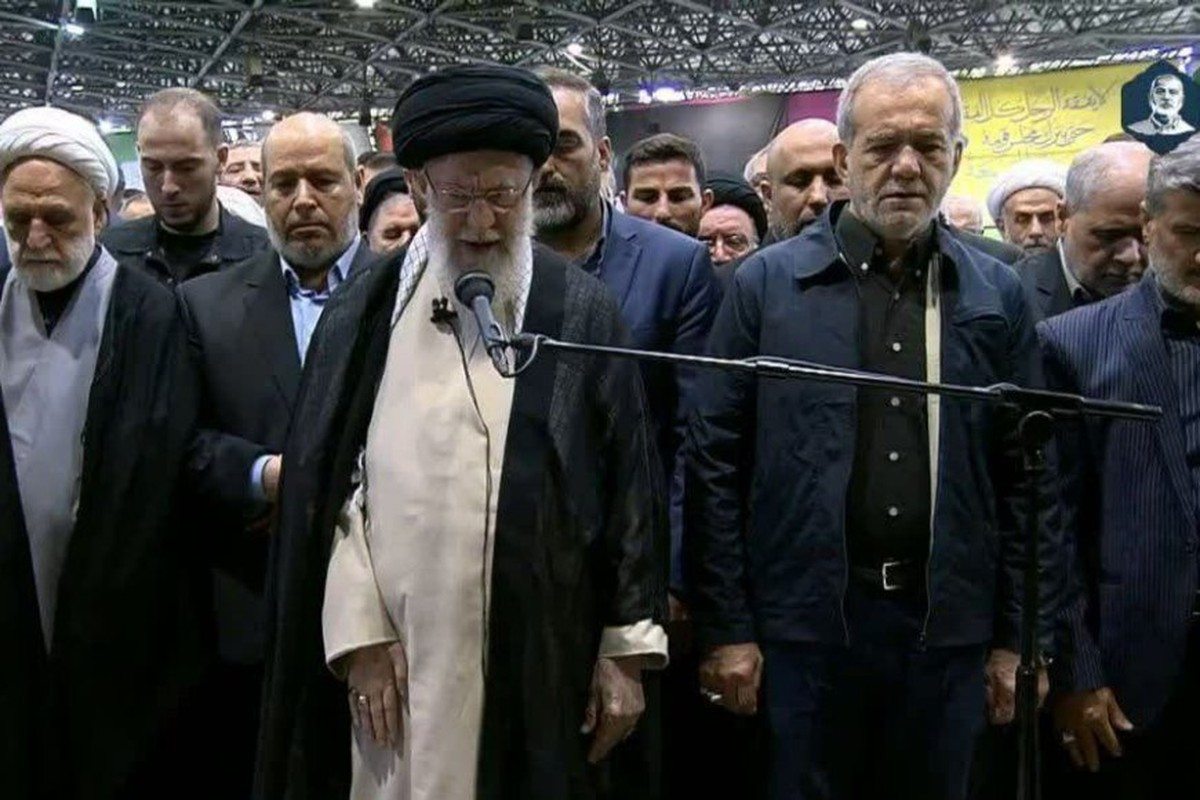 اقامه نماز رهبر انقلاب بر پیکر شهید اسماعیل هنیه
