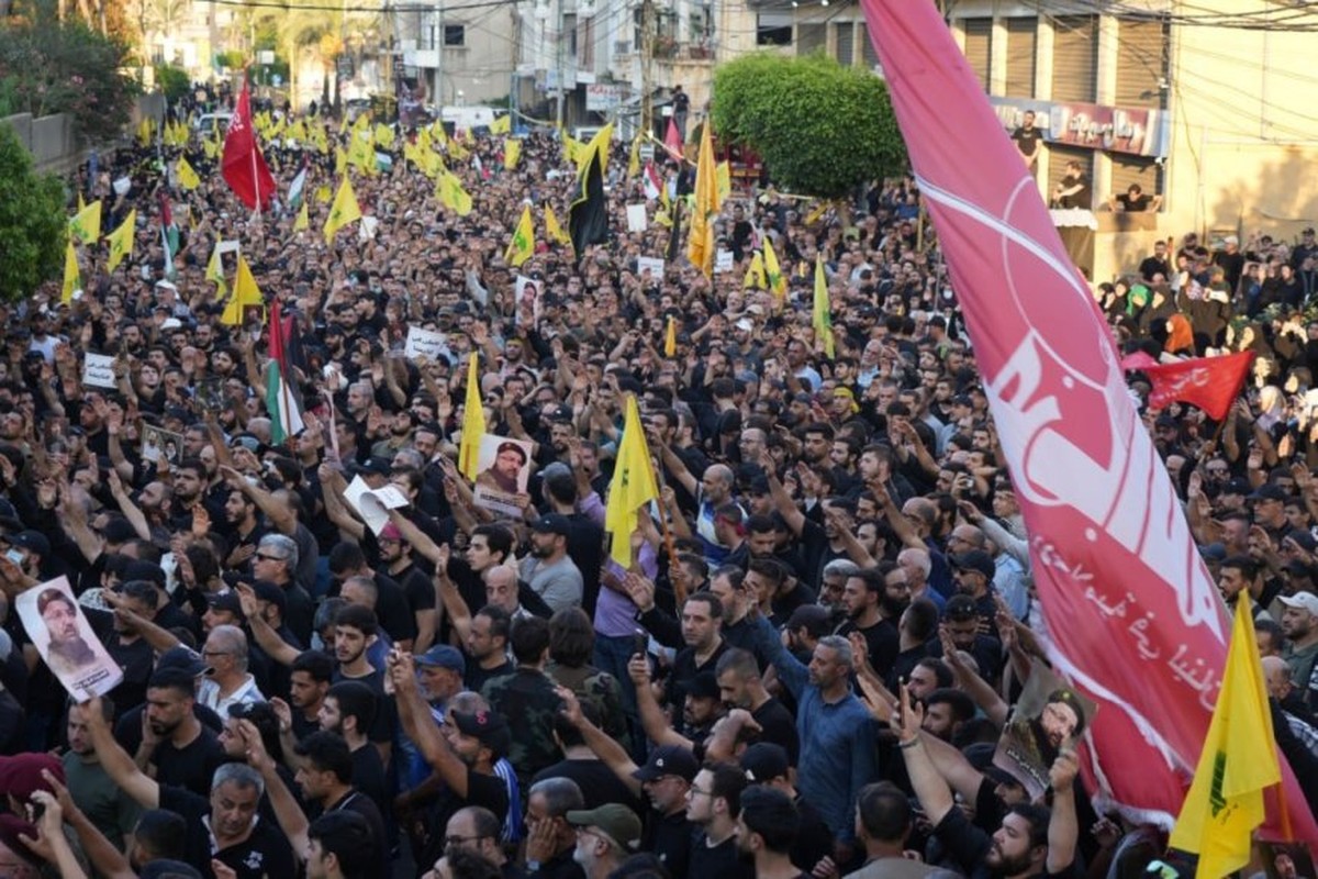 بمشاركة شعبية مهيبة.. الضاحية الجنوبية لبيروت تشيّع الشهيد القائد فؤاد شكر
