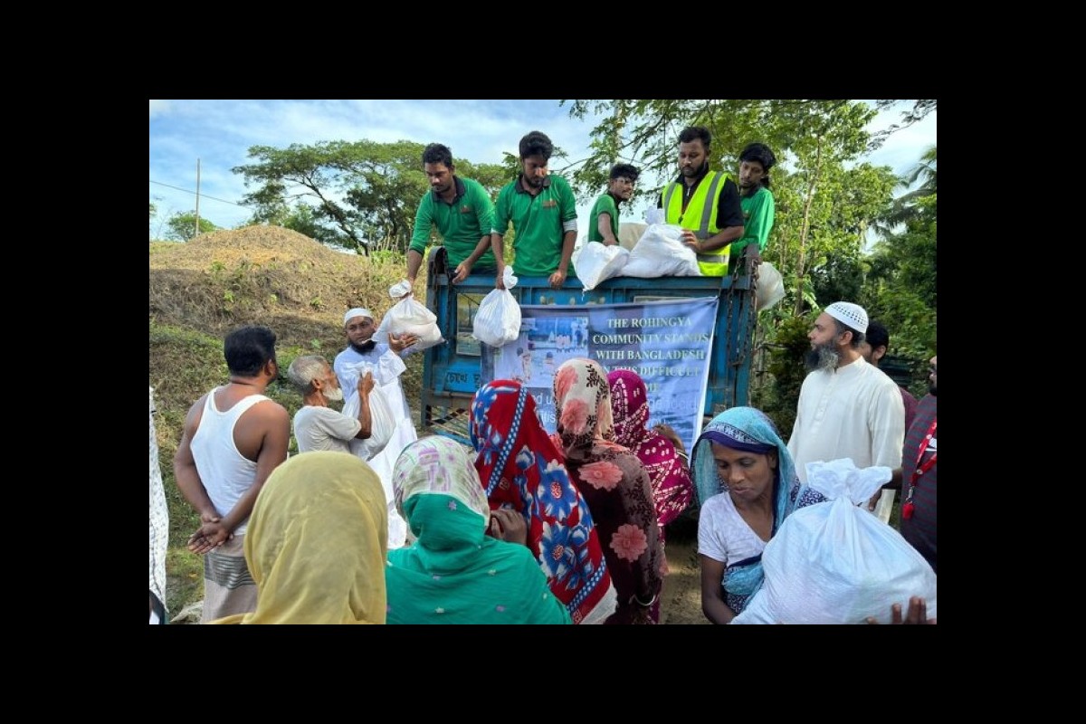 Rohingya refugees bring emergency aid to Bangladesh flood victims
