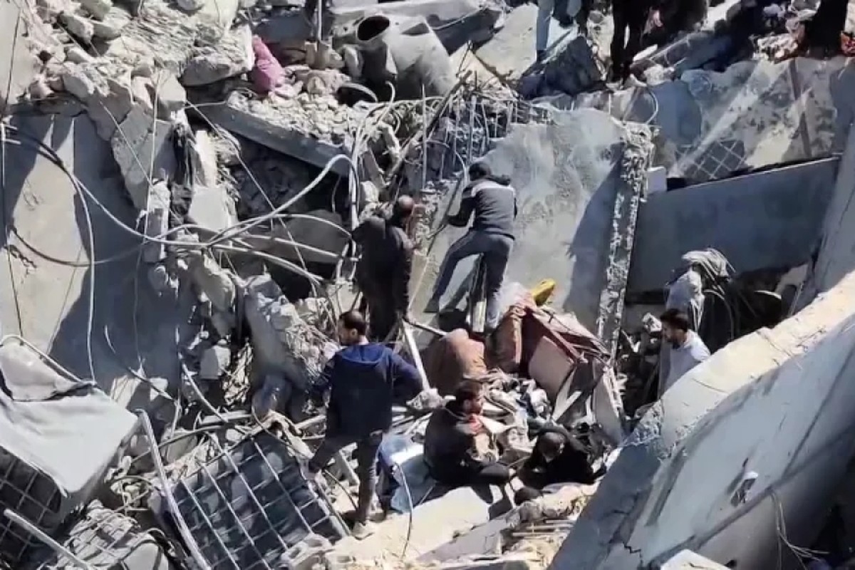 الاحتلال يقصف مخيم النصيرات وحي الزيتون ويفخخ مناطق ومباني جنوب شرق مدينة غزة