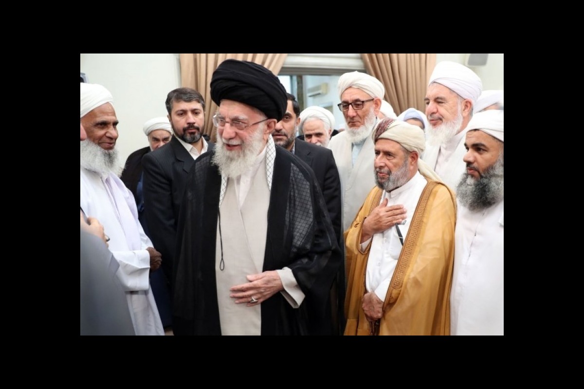 Ayatollah Khamenei in a meeting with the Sunni religious scholars of Iran: Protecting the identity of the Islamic Ummah, a necessary issue
