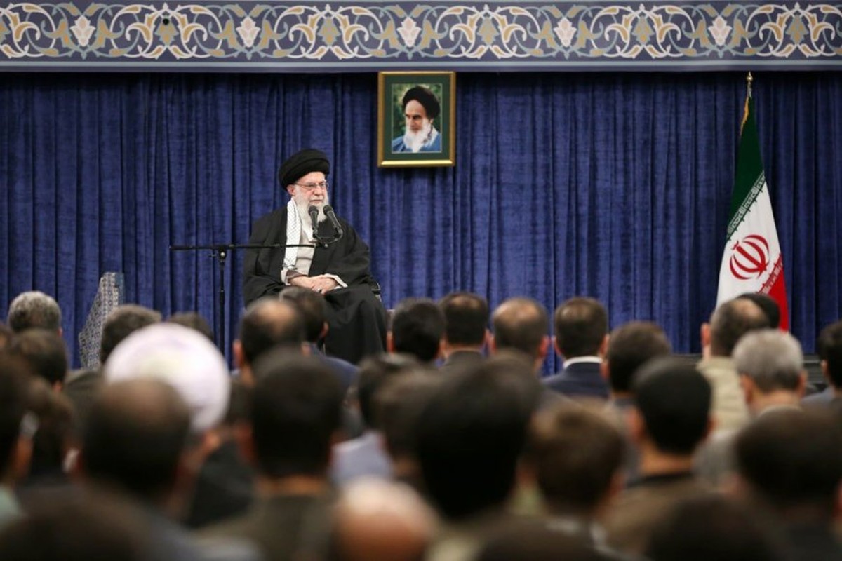 امام خامنه‌ای: تنها راه پایان جنگ در منطقه کم شدن شرّ آمریکا است
