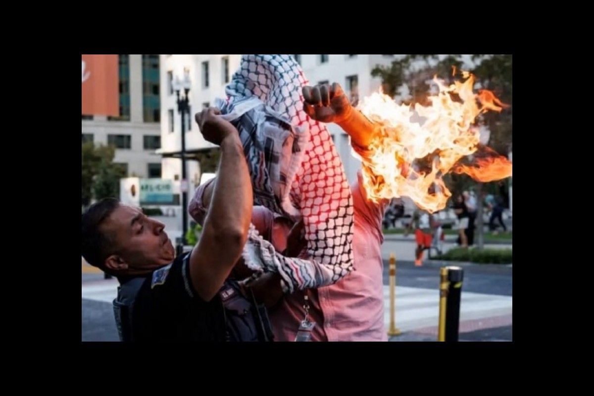 Palestinian supporter sets himself on fire in front of the White House