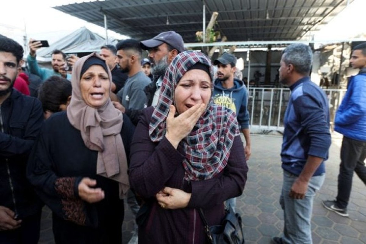 شهداء ومصابون في قصف إسرائيلي على خيام النازحين في دير البلح وخان يونس