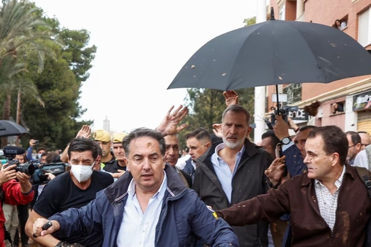 سیل‌زدگان خشمگین با کلوخ از پادشاه اسپانیا استقبال کردند