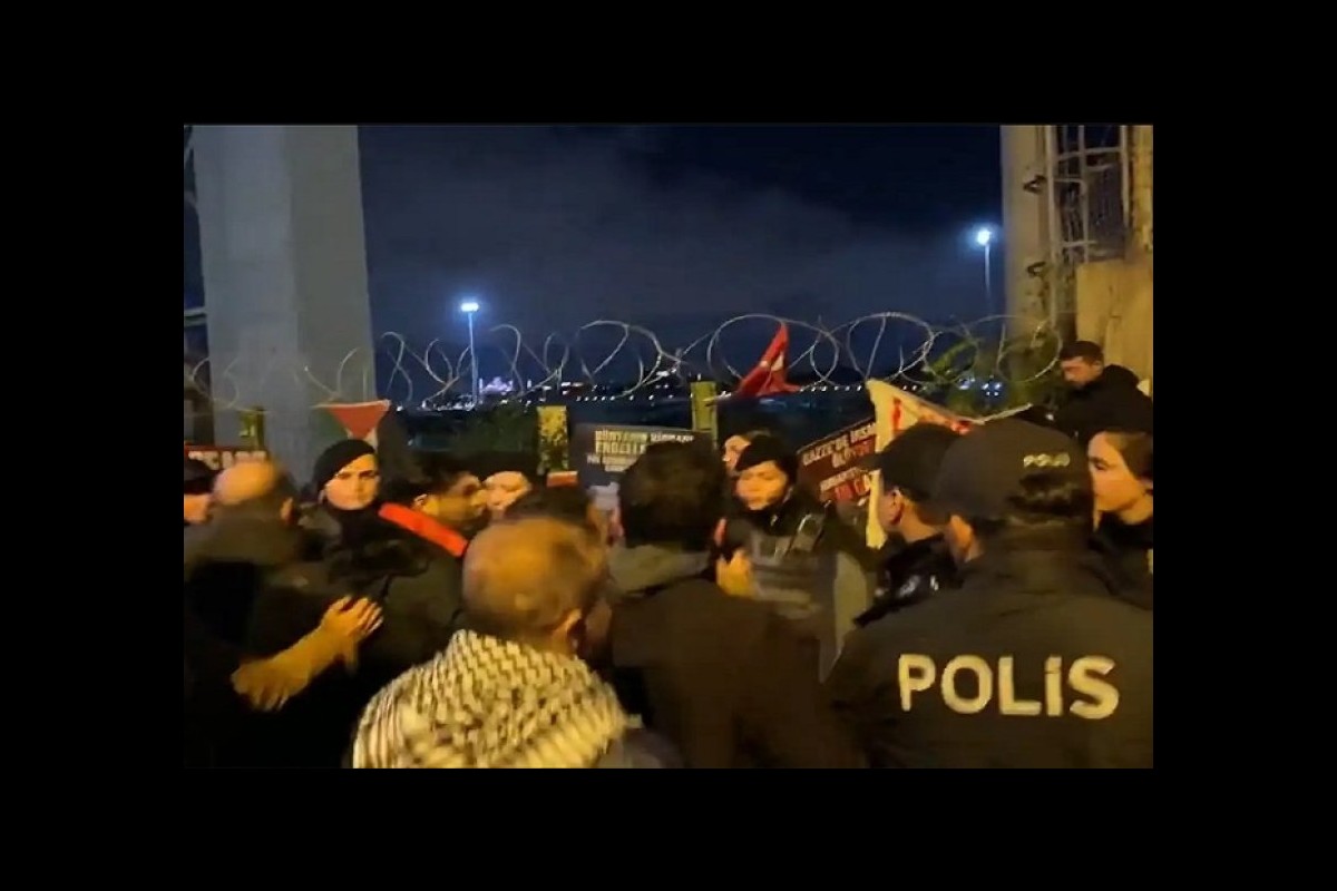 Turkish youth raided a German ship carrying ammunition to the Zionist regime