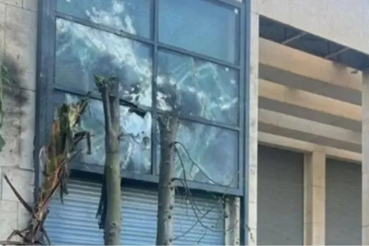 إلقاء قنابل إضاءة على منزل نتنياهو.. والشاباك يحقق بالحادث ويصفه بالخطير