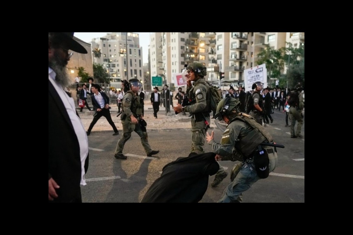 Haredi Zionists Against Military Service Clash with Israeli Police in Jerusalem