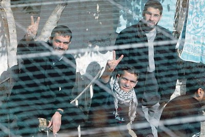 الأسرى الفلسطينيون يطلقون "معركة الحرّيّة أو الاستشهاد"