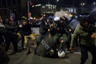Greece, violent clashes between police and demonstrators over train accidents