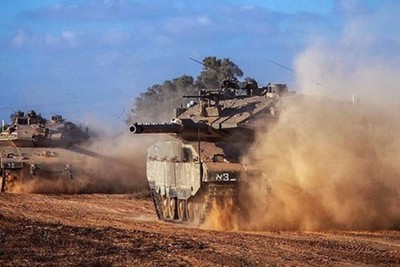 Israeli tanks attack Gaza and injure 2 Palestinians