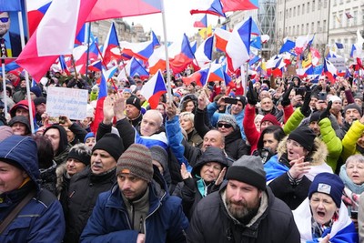 Жители Праги вышли на массовые протесты против инфляции и военной поддержки Украины