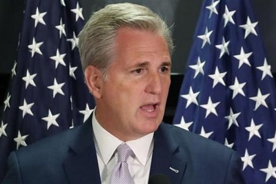USA, McCarthy rejects Zelensky's invitation to visit Ukraine: "no blank check"