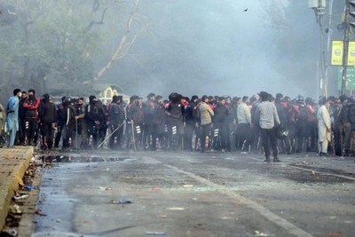 Pakistan: Clashes in attempted arrest of Khan
