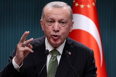 أردوغان يعمل كأنه باقٍ أبداً   