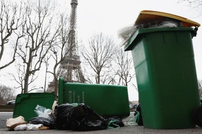 More than seven thousand tonnes of trash pile up in Paris
