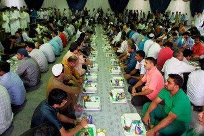 Algeria, thousands at the celebration of Iftar
