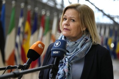 главу МВД Германии критикуют за отказ ограничить приток беженцев