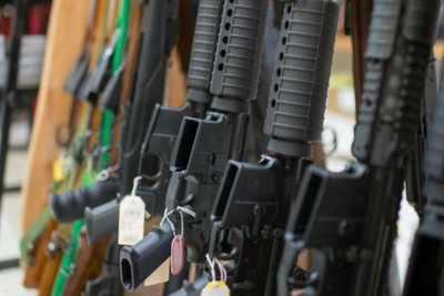 صانعو الأسلحة الأمريكيون يراقبون الساعة