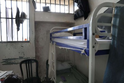 France's hellish prisons are full!