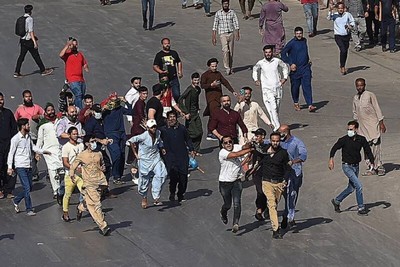 در اعتراض به دستگیری عمران خان آشوب پاکستان را فراگرفت