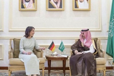 Federal Foreign Minister Baerbock talks to her Saudi counterpart