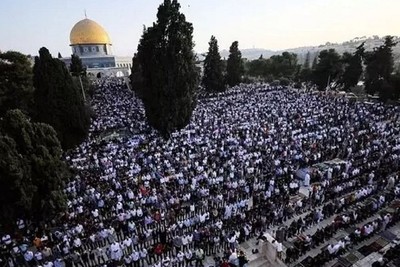 Conducting Friday prayers at the Al-Aqsa Mosque with the participation of 50,000 Palestinians