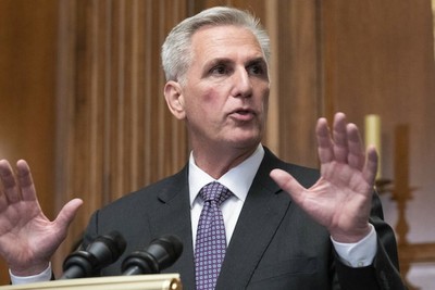 Нельзя просто бросаться деньгами — спикер палаты представителей США выступил против ускорения финансовой помощи Украине