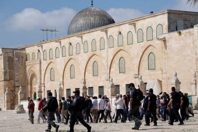 Zionists again invade the Al-Aqsa Mosque