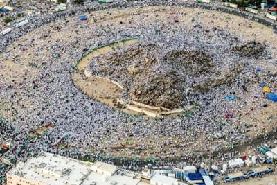 حجاج بيت الله الحرام يؤدون ركن الحج الأعظم في عرفات