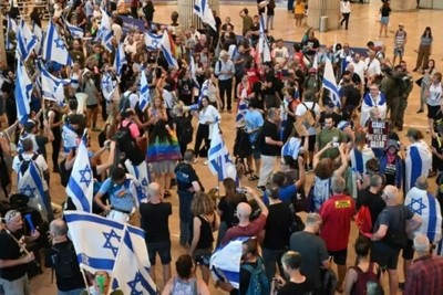 Protest against Netanyahu at Ben Gurion Airport