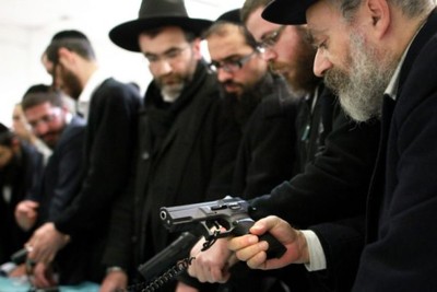 تسهيلات لحيازة المستوطنين السلاح.. و4073 انتهاكاً ضد الفلسطينيين خلال 6 أشهر