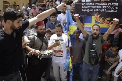 The faithful of Lebanon burned the flags of Sweden and the Zionist regime of Israel after the Friday prayer