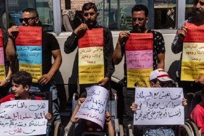 Syrian patients protest at the Turkish border