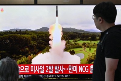 North Korea fires ballistic missiles after second US submarine arrives in south