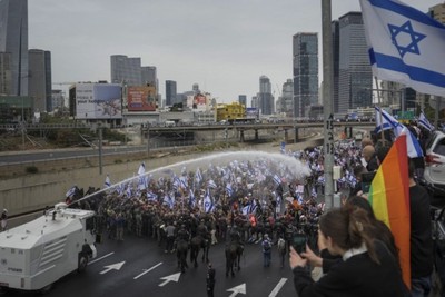 Continued conflict between protesters and Israeli authorities in Tel Aviv