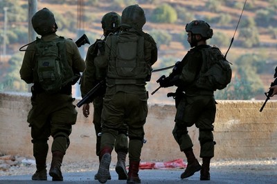 الاحتلال يعتقل فلسطينياً وبحريته تعتدي على مراكب الصيادين في غزة