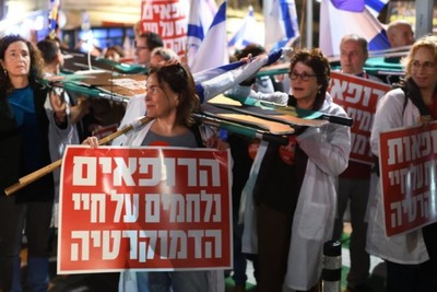 Zionist Doctors Leave Israel Together