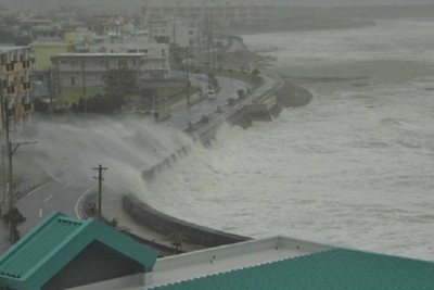 Japan, typhoon Khanun hits Okinawa: one dead, 220 thousand houses in the dark