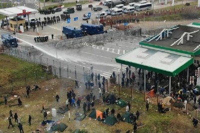 Migrants, Poland uses water cannons on the border with Belarus
