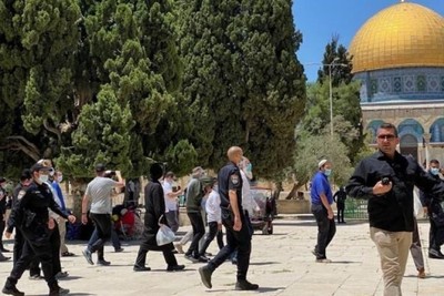 بحراسة مشددة من شرطة الاحتلال... عشرات المستوطنين يقتحمون باحات الأقصى ويقومون بجولات استفزازية