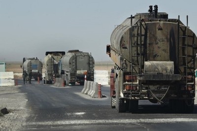 US occupation troops continue to steal Syrian crude oil