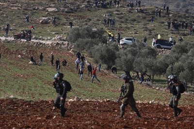 بحماية من قوات الاحتلال... مستوطنون يعتدون على فلسطينيين بالضفة الغربية
