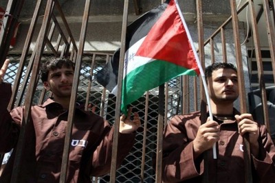 Palestinian prisoners go on hunger strike in Zionist prisons