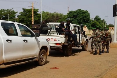 Niger police continue to surround the French embassy