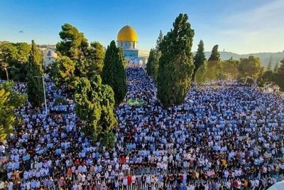Thousands upon thousands of Palestinians pray the Friday Prayer in the Al-Aqsa mosque