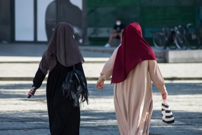 فرنسا تحظر ارتداء الطالبات المسلمات للعباءات في المدارس الحكومية