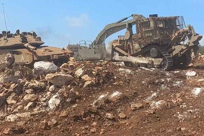 جرافات للاحتلال بحماية 3 دبابات ميركافا تبدأ تجريفا قرب حدود لبنان