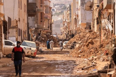 نازحون ليبيون يروون “حياة العراء” في مراكز الإيواء